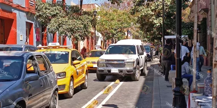 Fotos: Lisbeth Mejía // De manera impune un conductor invade la ciclovía de la calle de García Vigil.