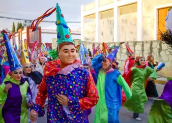 Disfraces tradicionales y personajes de los siete barrios llenaron de color el Centro Histórico de Tlaxiaco.