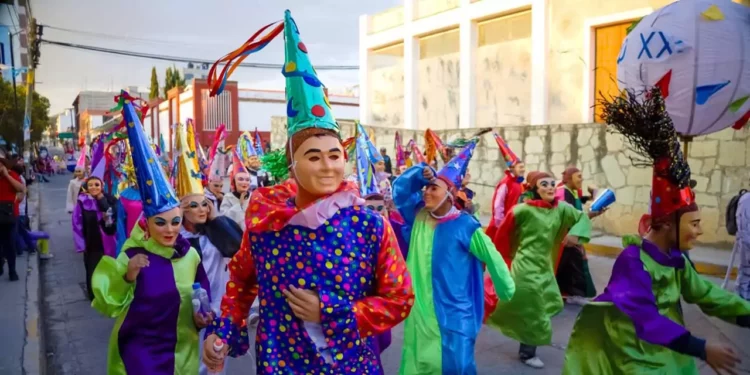 Disfraces tradicionales y personajes de los siete barrios llenaron de color el Centro Histórico de Tlaxiaco.