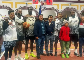 El equipo de baloncesto huajuapeño “Rúaz” se coronó campeón del Torneo en Santa Cruz Itundujia.