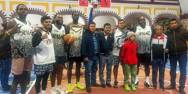 El equipo de baloncesto huajuapeño “Rúaz” se coronó campeón del Torneo en Santa Cruz Itundujia.