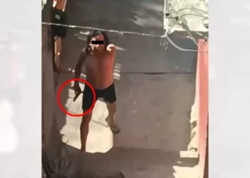 Video exhibe a sujeto armado antes de enfrentarse con policías