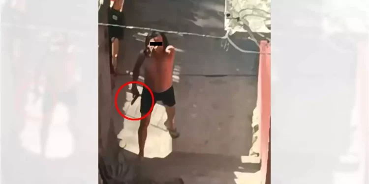 Video exhibe a sujeto armado antes de enfrentarse con policías