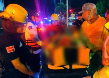 El joven presentaba diferentes lesiones, por lo que fue trasladado a un nosocomio.