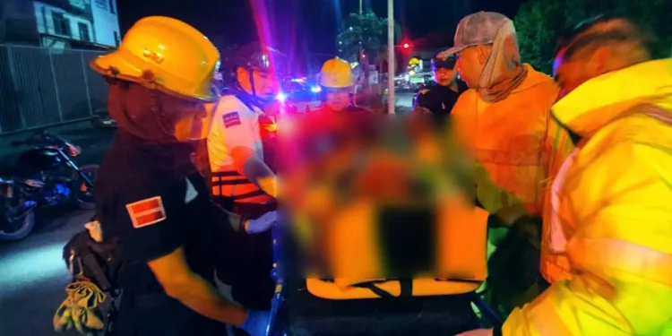 El joven presentaba diferentes lesiones, por lo que fue trasladado a un nosocomio.
