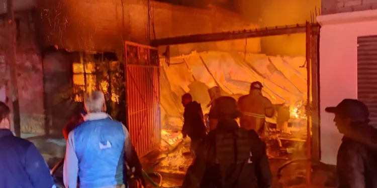 El siniestro ocurrió en un inmueble ubicado en la calle Benito Juárez, donde, al momento del incidente, los ocupantes se encontraban ausentes
