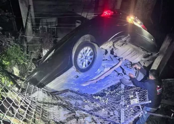 El vehículo salió de la carretera y cayó en la azotea de una casa.