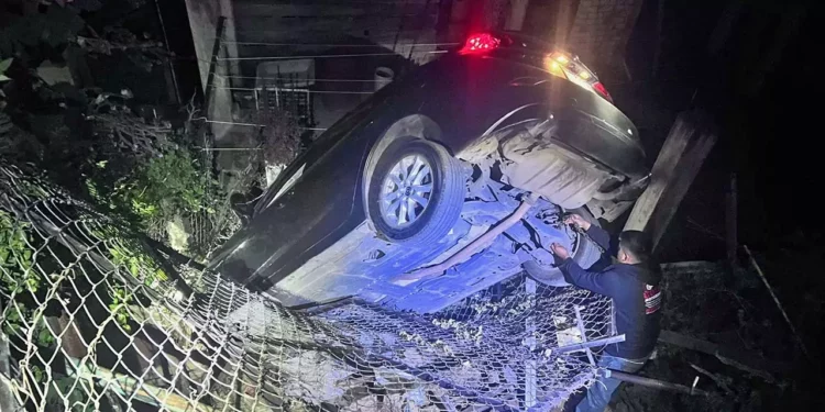 El vehículo salió de la carretera y cayó en la azotea de una casa.
