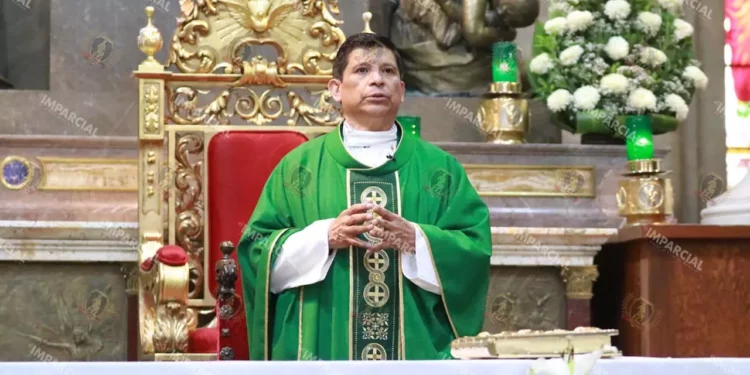 Foto: Adrián Gaytán // El presbítero Alejandro Rodríguez convocó a los creyentes a alistarse espiritualmente para las próximas celebraciones.