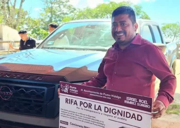 Foto: Municipio de Pluma Hidalgo // El presidente municipal de Pluma Hidalgo, Israel Roel Ramírez Soriano, posa con la camioneta y uno de los boletos de la Rifa de la Dignidad.