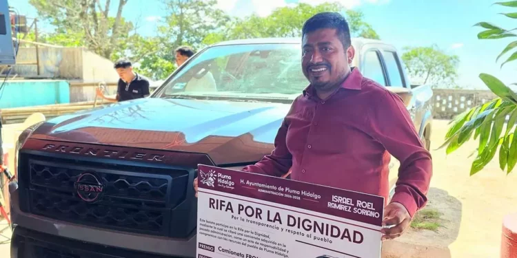 Foto: Municipio de Pluma Hidalgo // El presidente municipal de Pluma Hidalgo, Israel Roel Ramírez Soriano, posa con la camioneta y uno de los boletos de la Rifa de la Dignidad.
