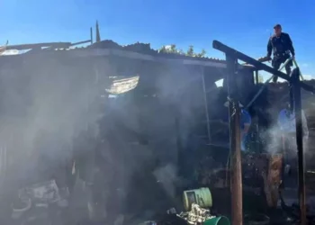 Elementos de la Policía Municipal y vecinos colaboraron para sofocar el incendio.