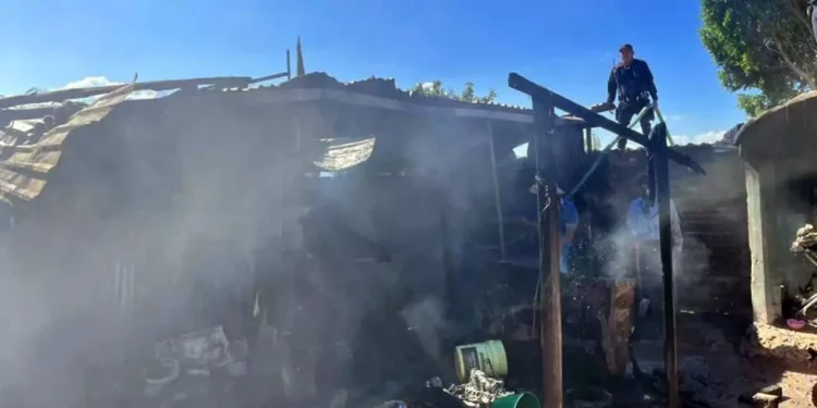 Elementos de la Policía Municipal y vecinos colaboraron para sofocar el incendio.