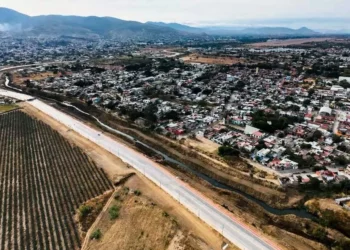 Foto: Gobierno de Oaxaca // Emplearon 7 meses para avanzar apenas un tercio de la nueva vía al aeropuerto.