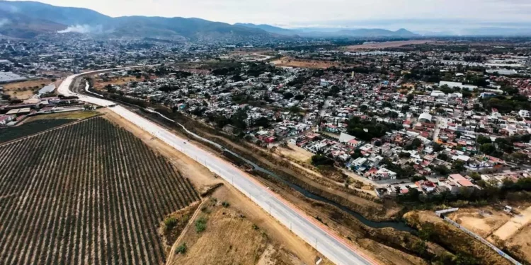 Foto: Gobierno de Oaxaca // Emplearon 7 meses para avanzar apenas un tercio de la nueva vía al aeropuerto.