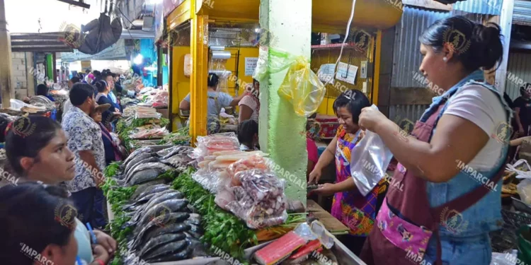 Foto: Adrián Gaytán // En la Central de Abasto, además de la zona de pescados y mariscos, hay puestos temporales con este tipo de productos.