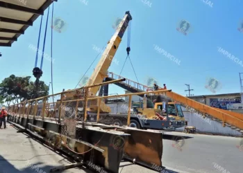 Foto: Adrián Gaytán // En marzo de 2025 el municipio derribó el puente amarillo, en la central de abasto, argumentando los intentos de suicidios que ahí se cometían.