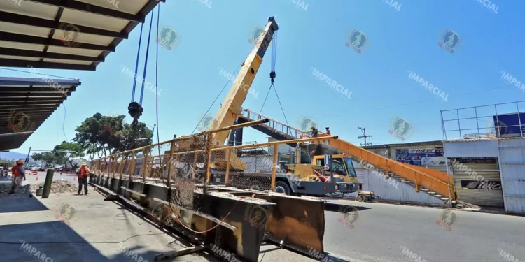 Foto: Adrián Gaytán // En marzo de 2025 el municipio derribó el puente amarillo, en la central de abasto, argumentando los intentos de suicidios que ahí se cometían.