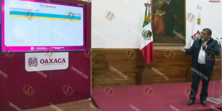 Foto: Adrián Gaytán // Farid Acevedo López en una de las explicaciones en torno al mono de la deuda pública de Oaxaca.