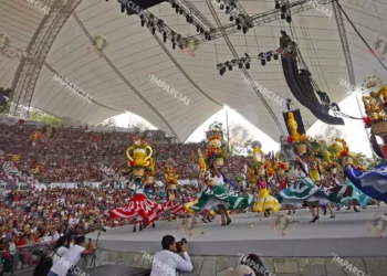 Foto: Jorge Luis Plata – archivo // Las Chinas Oaxaqueñas, una de las delegaciones más emblemáticas, bailando en el Auditorio Guelaguetza.