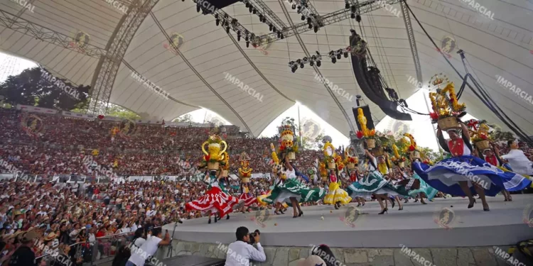 Foto: Jorge Luis Plata – archivo // Las Chinas Oaxaqueñas, una de las delegaciones más emblemáticas, bailando en el Auditorio Guelaguetza.