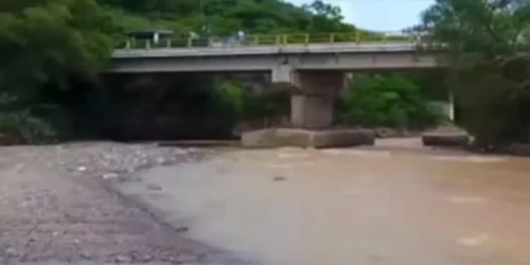 Habitantes denuncian la extracción de material pétreo en el río Salado.