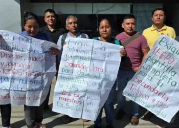 Foto: redes sociales // Habitantes de Santa Catarina Loxicha que exigen completar la plantilla de profesores.