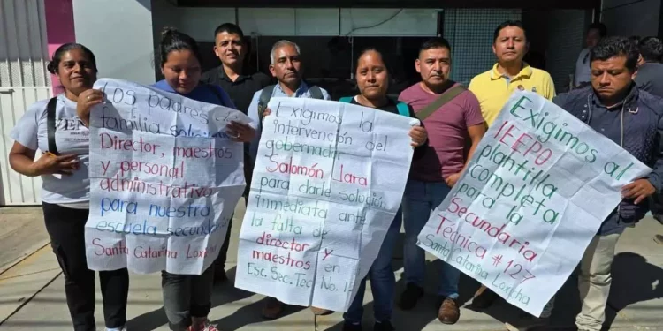 Foto: redes sociales // Habitantes de Santa Catarina Loxicha que exigen completar la plantilla de profesores.