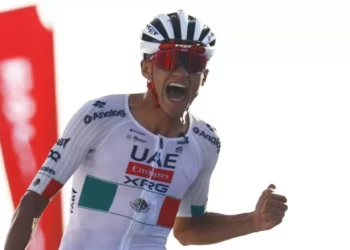 ¡Histórico! Isaac del Toro destroza récords y es líder del UAE Tour tras épica remontada