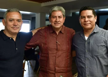 Foto: Rubén Morales // Jorge Morales, Germán Simancas y Ricardo Nova fueron captados por Estilo Oaxaca durante su desayuno.