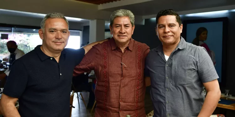 Foto: Rubén Morales // Jorge Morales, Germán Simancas y Ricardo Nova fueron captados por Estilo Oaxaca durante su desayuno.