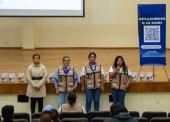 Jóvenes universitarios de Juxtlahuaca participaron en la conferencia.