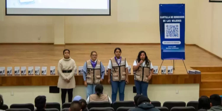 Jóvenes universitarios de Juxtlahuaca participaron en la conferencia.
