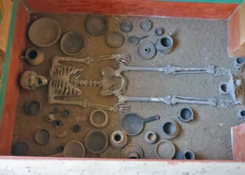 La exhibición reúne fotografías, réplicas de tumbas y elementos arqueológicos.