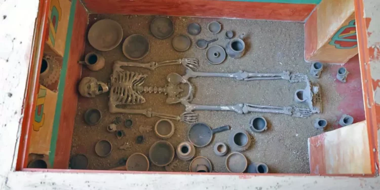 La exhibición reúne fotografías, réplicas de tumbas y elementos arqueológicos.