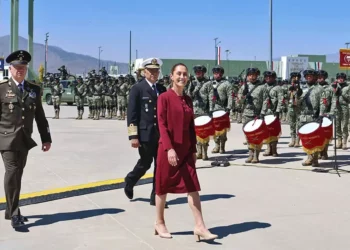 La primera mandataria entregó condecoraciones de retiro, servicios distinguidos, distinción militar y menciones honoríficas.