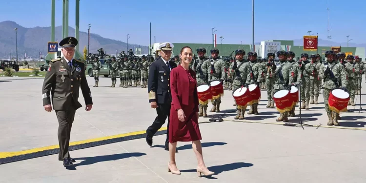 La primera mandataria entregó condecoraciones de retiro, servicios distinguidos, distinción militar y menciones honoríficas.