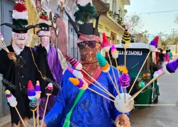 La Quinta Mega partida de Diablos concentró a los zaachileños en el Barrio de la Soledad, lugar de reunión y partida.