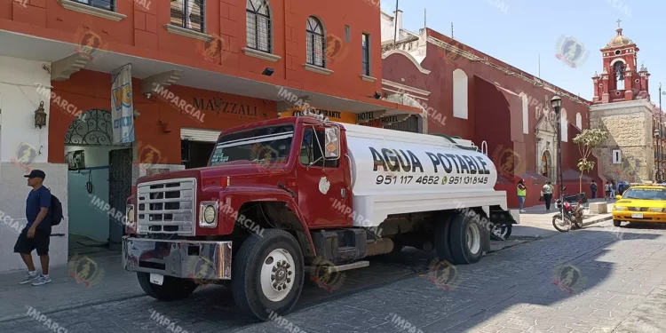Foto: Lisbeth Mejía // La ciudad tomada como autopista por piperos y la autoridad…bien gracias.