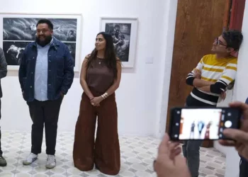 La exposición invita al público a recorrer distintos momentos de celebraciones y rituales captados a través de su lente.