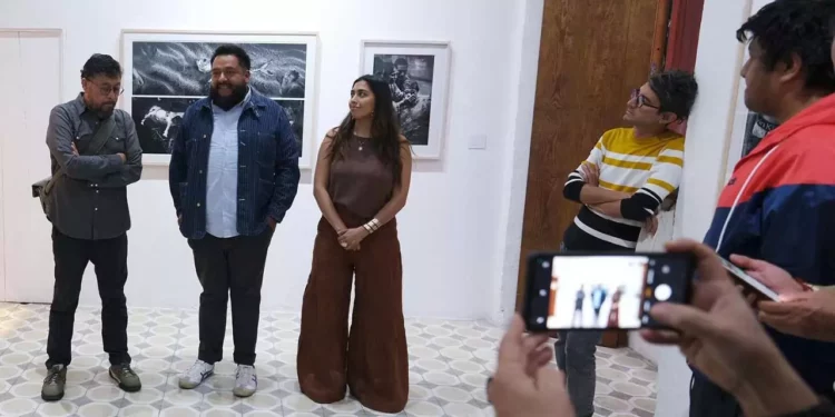La exposición invita al público a recorrer distintos momentos de celebraciones y rituales captados a través de su lente.