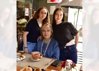Foto: Rubén Morales // La maestra Yola León de Constantino disfrutó de un desayuno en compañía de sus nietas Sofía y María Aragón Constantino.