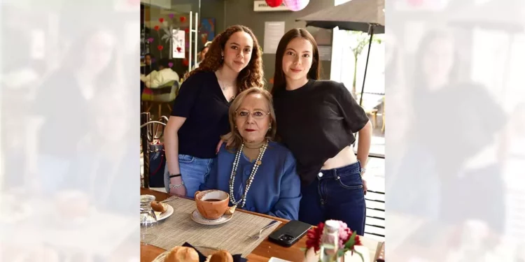 Foto: Rubén Morales // La maestra Yola León de Constantino disfrutó de un desayuno en compañía de sus nietas Sofía y María Aragón Constantino.