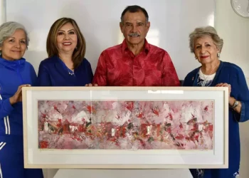 Foto: Rubén Morales // La obra donada, titulada “Samuray”, está elaborada sobre papel de algodón, con una dimensión aproximada de 1.03 metros por 29 centímetros.