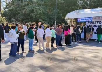 Foto: Jesús Santiago // Largas filas en el puesto de vacunación del Paseo Juárez El Llano.