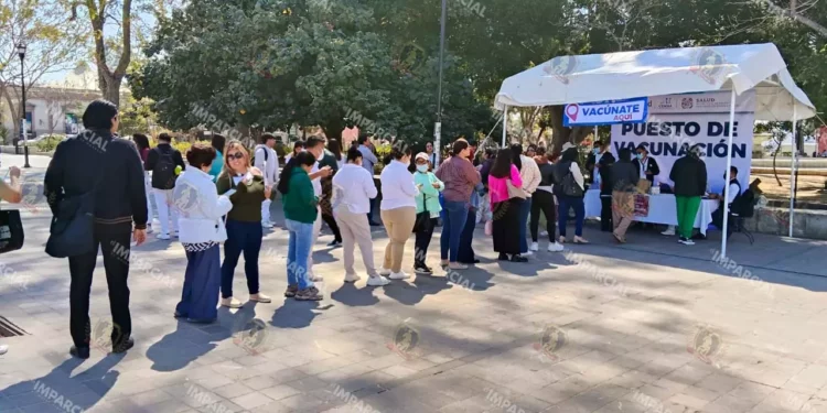 Foto: Jesús Santiago // Largas filas en el puesto de vacunación del Paseo Juárez El Llano.