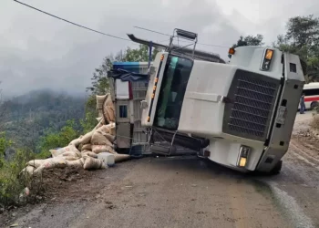 Foto: cortesía // Las malas condiciones de la carretera han provocado diversos accidentes, desde volcaduras de unidades pesadas hasta choques.