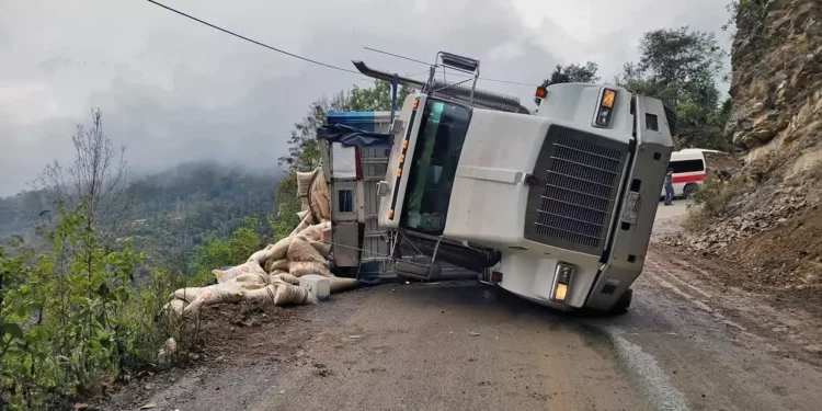 Foto: cortesía // Las malas condiciones de la carretera han provocado diversos accidentes, desde volcaduras de unidades pesadas hasta choques.
