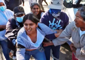 Foto: Adrián Gaytán // Los manifestantes subieron a la edil en contra de su voluntad a una ambulancia con la intención de llevársela a su comunidad.