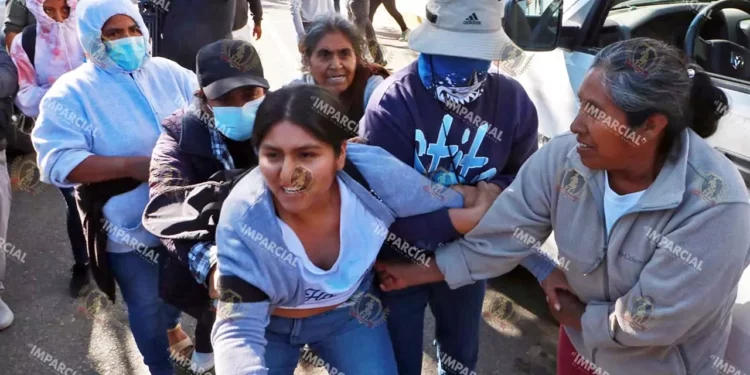 Foto: Adrián Gaytán // Los manifestantes subieron a la edil en contra de su voluntad a una ambulancia con la intención de llevársela a su comunidad.